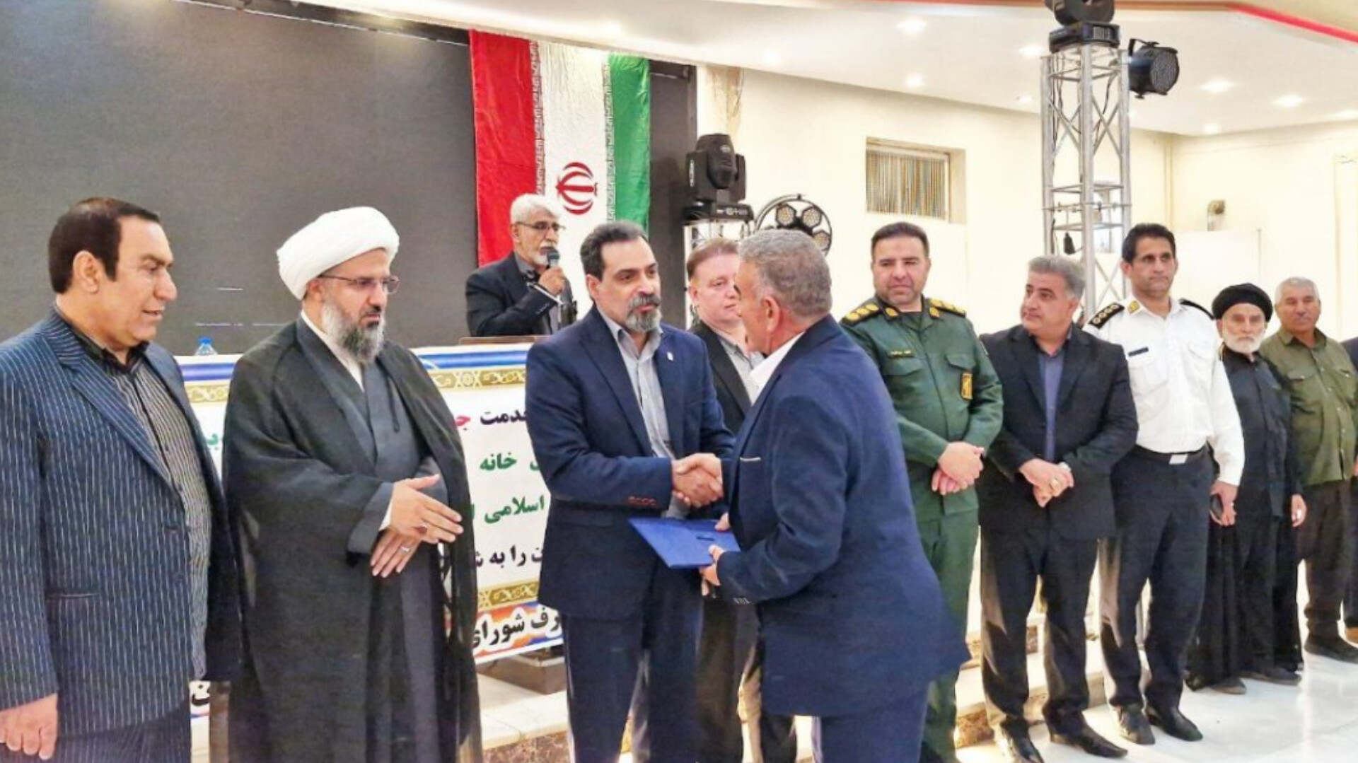 مراسم گلریزان برای آزادی یک زندانی بی‌بضاعت در پلدختر، ایران